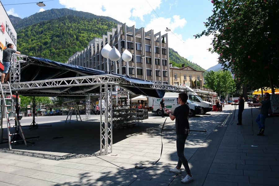 EP:bernhard beim Aufbau des Daches bei unserer Piazza Alexander